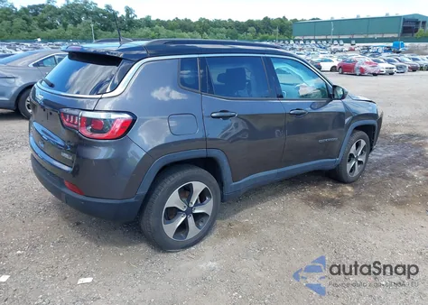 2018 Jeep Compass Latitude 4X4 z USA, uszkodzony, nr VIN 3C4NJDBB8JT245724